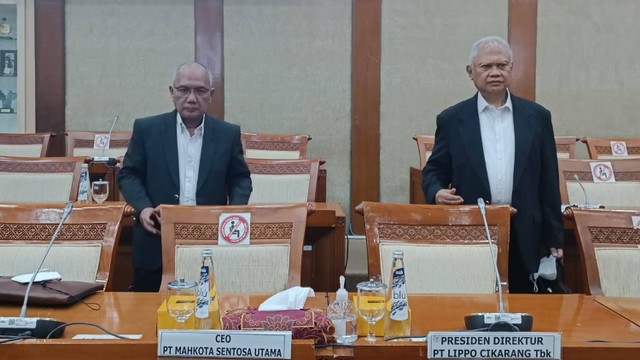 CEO PT Mahkota Sentosa Utama, Indra (kiri), dan Presiden Direktur Lippo Cikarang (LPCK) Tbk, Ketut Budi Wijaya (kanan) menghadiri RDPU Komisi VI DPR RI, Senin (13/2/2023).  Foto: Akbar Maulana/kumparan