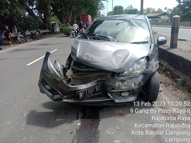 Honda brio yang terlibat kecelakaan di Soekarno Hatta, Bandar Lampung mobil brio ringsek. | Foto: Dok Satlantas Polresta Bandar Lampung