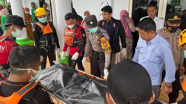 Tim SAR dan kepolisian mengevakuasi mayat yang ditemukan di lepas pantai Dusun Parassangan, Kabupaten Majene, Sulawesi Barat. Foto: Dok. Basarnas Mamuju