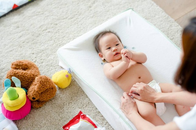 Mengganti popok bayi setidaknya 2-3 jam sekali. Foto: Shutterstock