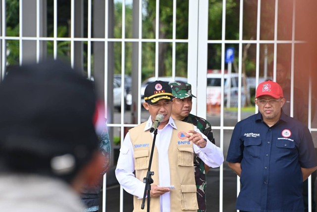 Kepala BNPB Letjen TNI Suharyanto memimpin pelepasan bantuan kemanusiaan Indonesia tahap kedua menuju Turki, di Lanud Halim Perdanakusuma, Jakarta pada Senin (13/2/2023). Foto: Dok. BNPB