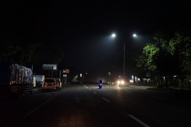 Ilustrasi ruas jalan di Yogya yang gelap karena kurang lampu penerangan jalan. Foto: Arif UT