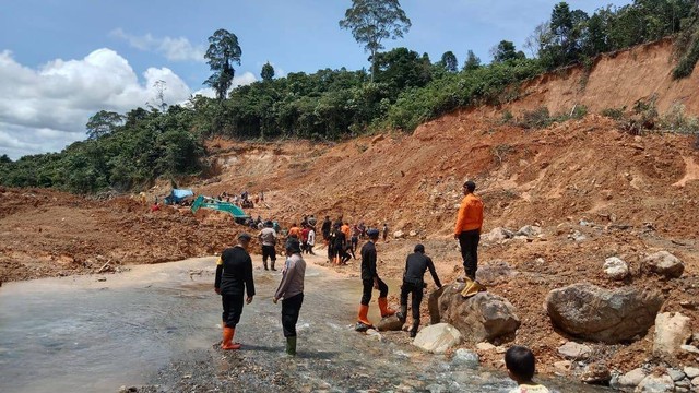 Tim gabungan mencari Said Bukhari, kepala desa di Nagan Raya yang tertimpa longsor. Foto: dok. acehkini  