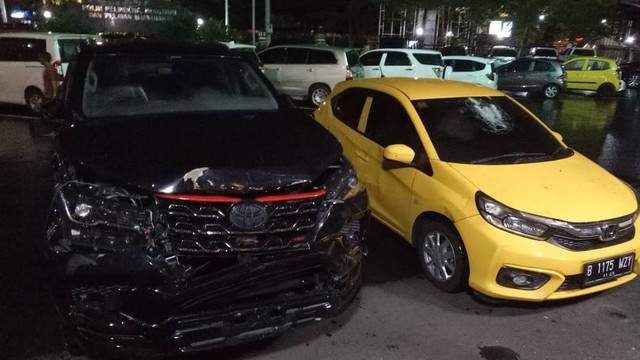 Penampakan Brio kuning dan mobil Fortuner berinisial GR (24) di kawasan Senopati, Jakarta Selatan, Senin (13/2/2023).
 Foto: Ananta Erlangga/kumparan