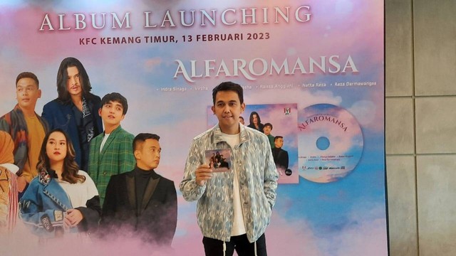 Indra Sinaga dalam konferensi pers Peluncuran Album Alfa Romansa, KFC Kemang Timur, Senin (13/2/2023). Foto: Giovanni/kumparan