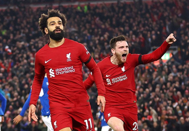 Mohamed Salah dari Liverpool merayakan gol pertama mereka dengan Andrew Robertson saat melawan Everton di pertandingan di Anfield, Liverpool, Inggris. Foto: Carl Recine/Reuters