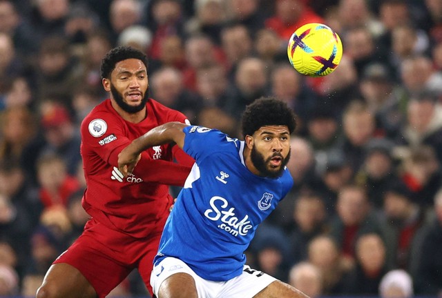 Joe Gomez dari Liverpool duel dengan Ellis Simms dari Everton saat pertandingan di Anfield, Liverpool, Inggris. Foto: Carl Recine/Reuters