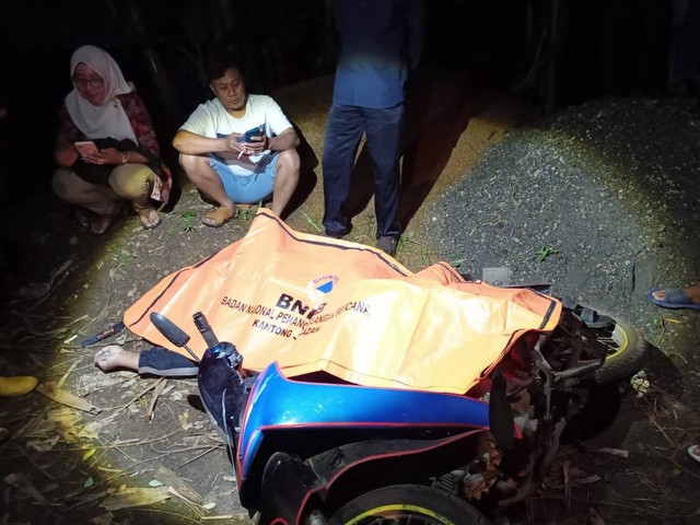 Warga Trowulan Gempar, Mayat MC Dangdut Ditemukan di Samping Motor