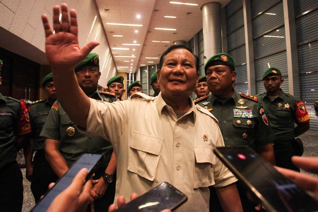 Menteri Pertahanan Prabowo Subianto menyampaikan keterangan pers saat meninjau bantuan sepeda motor untuk Babinsa di Grand City Mall, Surabaya, Jawa Timur, Senin (13/2/2023). Foto: Didik Suhartono/Antara Foto