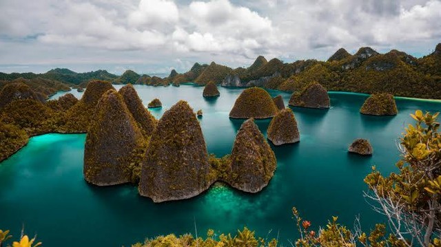 Gugusan gunung batu karst di kabupaten Raja Ampat. foto Geopark Raja Ampat/BalleoNEWS