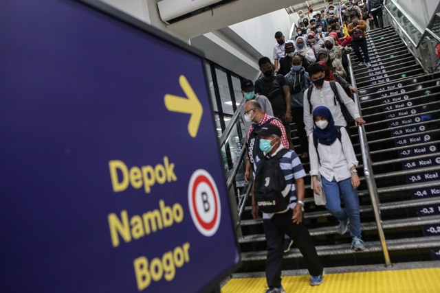 Sejumlah penumpang KRL berjalan di Stasiun Manggarai, Jakarta, Senin (13/2/2023). Foto: Fauzan/Antara Foto