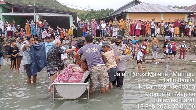 Penemuan mayat di Pantai Parassangan, Kabupaten Majene, Sulawesi Barat. Foto: Istimewa