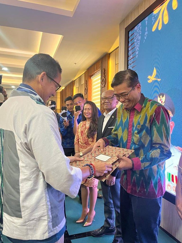 General Manager Hotel Mercure dan ibis Pontianak, Riganda Togatorop terima penghargaan dari Menparekraf Sandiaga Uno sebagai Hotel Peduli UMKM. Foto: Dok. Mercure Hotel