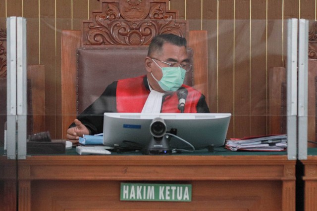 Hakim Wahyu Iman Santoso di ruang sidang dalam agenda sidang vonis Kuat Ma'ruf di Pengadilan Negeri Jakarta Selatan, Selasa (14/2/2023). Foto: Jamal Ramadhan/kumparan