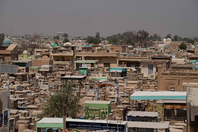 Kompleks pemakaman terbesar di dunia, Wadi Al-Salam. Foto: Lena Ha/Shutterstock