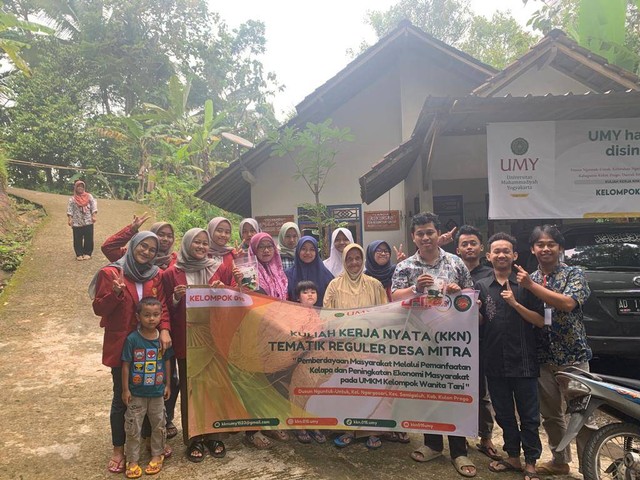 Mahasiswa KKN Kelompok 015 UMY, Dosen Pembimbing Lapangan (DPL), Anggota Kelompok Wanita Tani (KWT) Padukuhan Nguntuk-Untuk