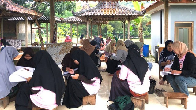 Relawan Srikandi Ganjar DIY menggelar kegiatan pelatihan membatik bersama milenial di Kampung Batik, Gazebo Wisata Giriloyo, Karang Kulon, Wukirsari, Kecamatan Imogiri, Bantul, pada Selasa (14/2). Foto: Dok. Istimewa