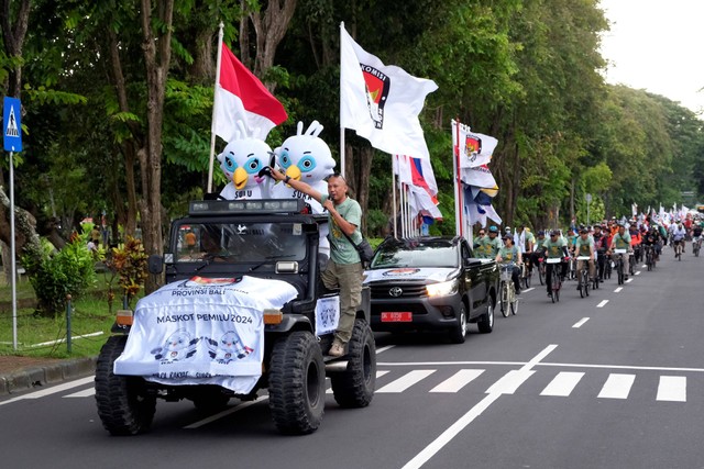 Dua maskot Pemilu 2024 diperkenalkan saat parade sepeda Pemilu Damai Partai Politik Tahun 2024 di Denpasar, Bali, Selasa (14/2/2023). Foto: Nyoman Hendra Wibowo/Antara Foto