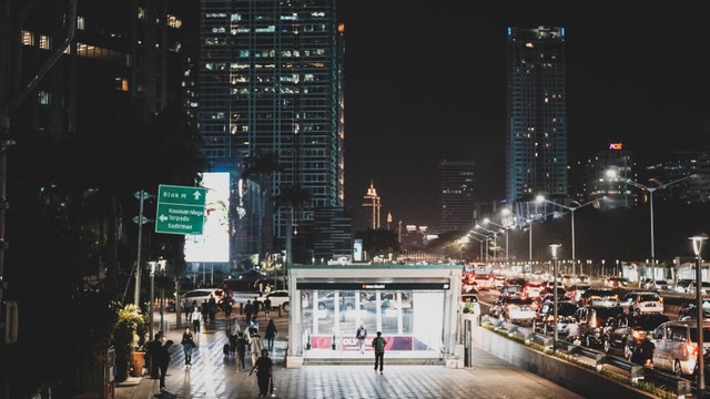Stasiun MRT Istora Mandiri di malam hari. Foto: Azka Rayhansyah.