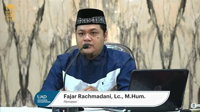 Ustaz Fajar Rachmadani, Lc., M. Hum. Pemateri Kajian Rutin Ahad Pagi Masjid IC Universitas Ahmad Dahlan (UAD) (Foto: Catur)