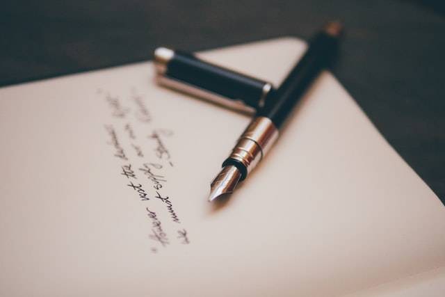 Ilustrasi menuliskan balaras surat Ladzizan. Foto: Unsplash/Álvaro Serrano