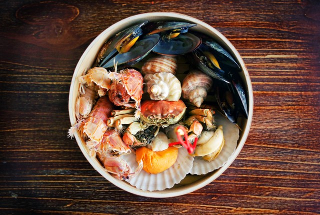 Ilustrasi Tempat Makan Seafood di Surabaya yang Lezat. Foto: Unsplash/wu yi.