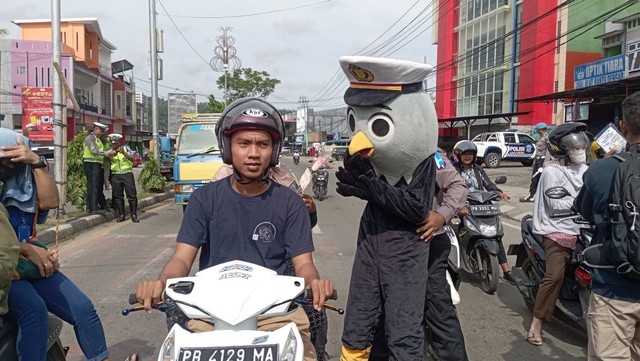 Ditlantas Polda Papua Barat membagikan coklat dan bunga di hari Valentine