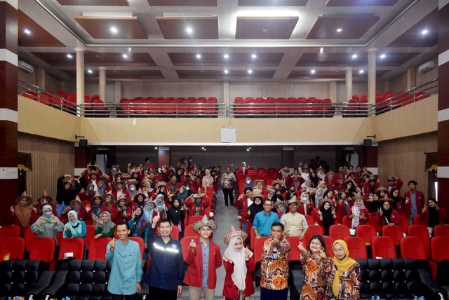 Foto bersama usai pelaksanaan acara Pelepasan Mahasiswa Peserta KKN-6 Tematik "Stunting" UM Banjarmasin