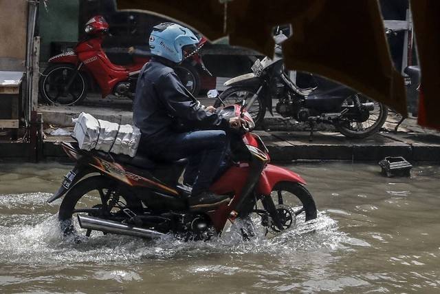 Cara mengatasi motor matic terendam banjir. Foto: Darryl Ramadhan/Antara Foto