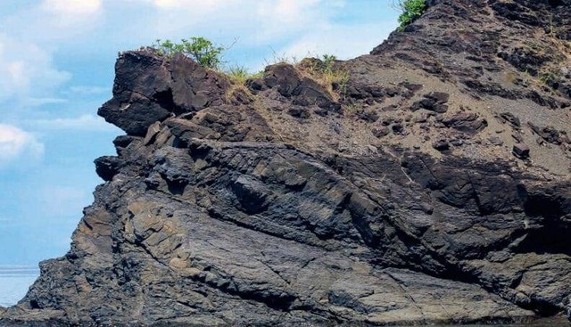 Batuan tertua yang tersingkap di dunia, berusia 439 – 360 juta tahun yang lalu (Silur – Devonian) terletak di Aduwey, Misool. foto Hanang Samodra/BalleoNEWS.