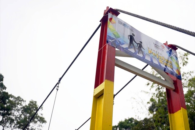 Salah satu implementasi program pembangunan fasilitas umum yang dijalankan oleh Telkom di Sukabumi berupa perbaikan Jembatan Gantung Cimanggu untuk dapat memastikan keamanan masyarakat desa dalam menyebrangi sungai. Foto: dok. Telkom Indonesia