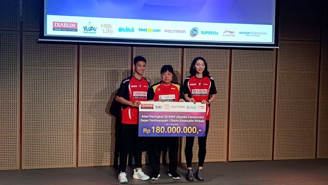 Pebulu tangkis PB Djarum, Dejan Ferdinansyah/Gloria Widjaja, dalam Penghargaan Atlet PB Djarum Berprestasi Sepanjang 2022 di Galeri Indonesia Kaya, Jakarta, Selasa (14/2/2023). Foto: Jodi Hermawan/kumparan