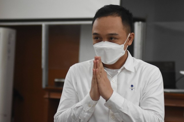 Terdakwa Ricky Rizal menyapa wartawan sebelum dimulainya sidang kasus pembunuhan berencana terhadap Brigadir Nopriansyah Yosua Hutabarat di Pengadilan Negeri Jakarta Selatan, Jakarta, Selasa (14/2/2023).  Foto: Indrianto Eko Suwarso/ANTARA FOTO