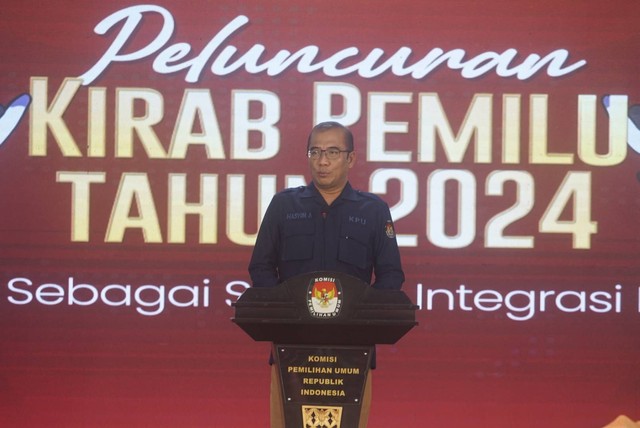 Ketua KPU RI Hasyim Asy'ari menyampaikan sambutan dalam kegiatan peluncuran Kirab Pemilu Tahun 2024 di Kantor KPU, Jakarta, Selasa (14/2).
Foto: Iqbal Firdaus/kumparan