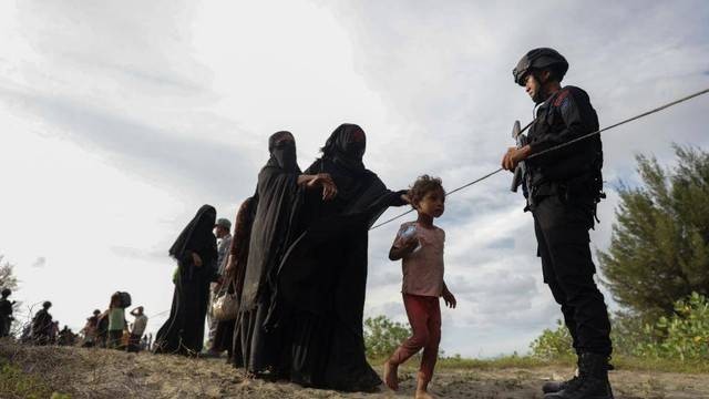 Ilustrasi polisi menjaga proses pemindahan pengungsi Rohingya ke tempat penampungan sementara di Aceh Besar, Ahad (8/1/2023). Foto: Suparta/acehkini