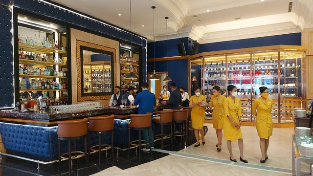 Area bar di Lobo & Juno, restoran berkonsep bistro baru hadir di Ritz-Carlton Jakarta Mega Kuningan. Foto: Azalia Amadea/Kumparan