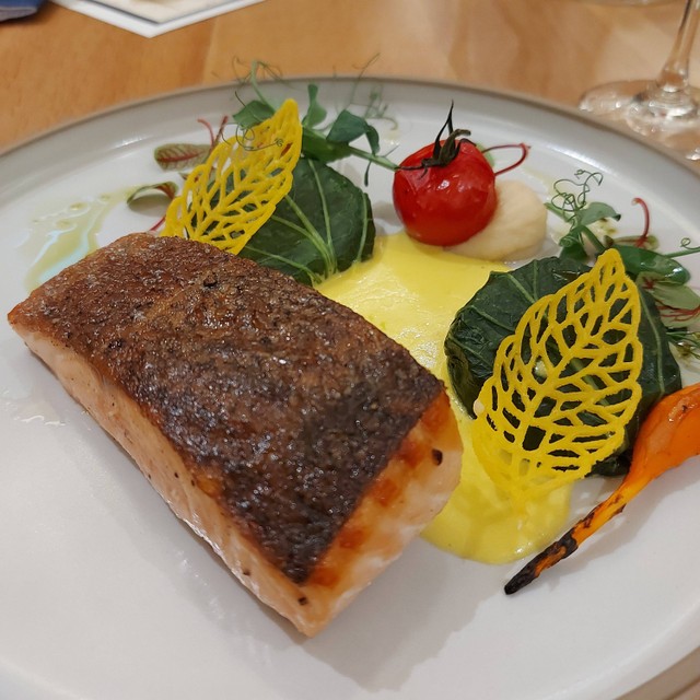 Pan-seared salmon khas Lobo & Juno, restoran berkonsep bistro baru hadir di Ritz-Carlton Jakarta Mega Kuningan. Foto: Azalia Amadea/Kumparan