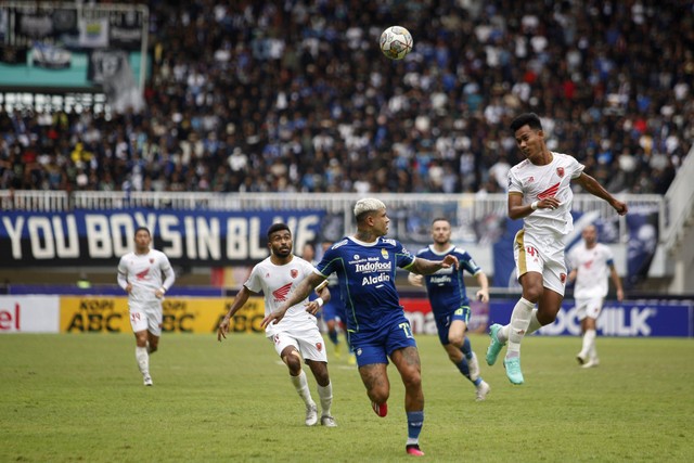 Pemain PSM Makassar Agung Mannan (kanan) menyundul bola dikawal pemain Persib Bandung Ciro Alvez (kiri) dalam lanjutan BRI Liga 1 di Stadion Pakansari, Kabupaten Bogor, Jawa Barat, Selasa (14/2/2023). Foto: Yulius Satria Wijaya/ANTARA FOTO