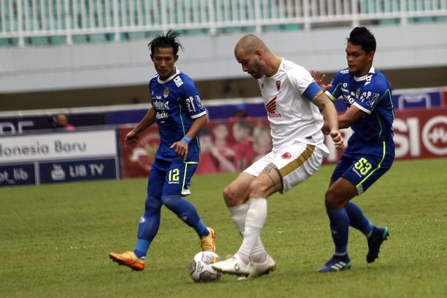 Pemain PSM Makassar Willem Jan Pluim (tengah) dikawal ketat dua pemain Persib Bandung dalam lanjutan BRI Liga 1 di Stadion Pakansari, Kabupaten Bogor, Jawa Barat, Selasa (14/2/2023).  Foto: Yulius Satria Wijaya/ANTARA FOTO