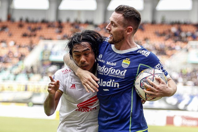 Pemain Persib Bandung Marc Klok (kanan) bersitegang dengan pemain PSM Makassar Erwin Gutawa (kiri) pada lanjutan BRI Liga 1 di Stadion Pakansari, Kabupaten Bogor, Jawa Barat, Selasa (14/2/2023).  Foto: Yulius Satria Wijaya/ANTARA FOTO