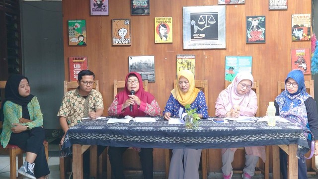 Konferensi pers orang tua terdakwa klitih Gedongkuning yang diduga jadi korban salah tangkap di Kantor LBH Yogyakarta, Selasa (14/2). Foto: Widi RH Pradana