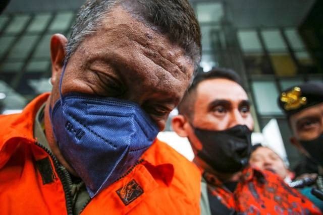 Mantan Wali Kota Yogyakarta Haryadi Suyuti (kiri) berjalan keluar dengan mengenakan rompi tahanan usai menjalani pemeriksaan di gedung KPK, Jakarta, Jumat (3/6/2022).  Foto: Rivan Awal Lingga/ANTARA FOTO
