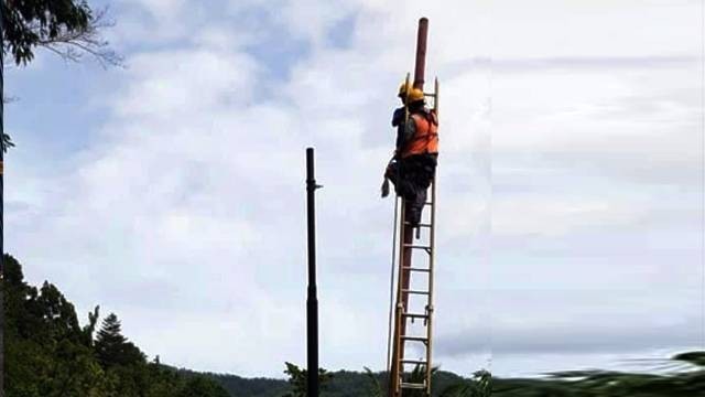 Petugas PLN Suluttenggo melakukan perbaikan jaringan listrik yang rusak akibat cuaca ekstrem yang terjadi di Kota Manado, Sulawesi Utara, Selasa (14/2).
