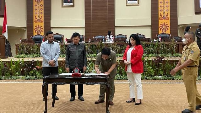 Ketua DPRD Sulut, Fransiskus Andi Silangen menandatangani Peraturan DPRD dan Tata Beracara BK dalam rapat paripurna internal, Selasa (14/2). (Foto: manadobacarita)