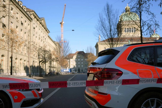 Polisi menutup area disekitar gedung parlemen Swiss usai seorang pria ditangkap membawa bahan peledak, Selasa (14/2). Foto: Manuel Lopez/Keystone via AP