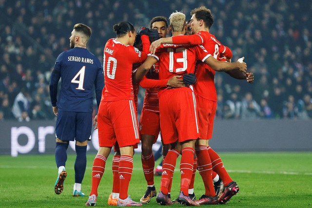 Pemain Bayern Munich Kingsley Coman merayakan gol pertamanya bersama rekan setimnya saat hadapi Paris Saint-Germain, pada Liga Champion di Stadion Parc des Princes, Paris, Prancis, Selasa (14/2/2023). Foto: Christian Hartmann/REUTERS