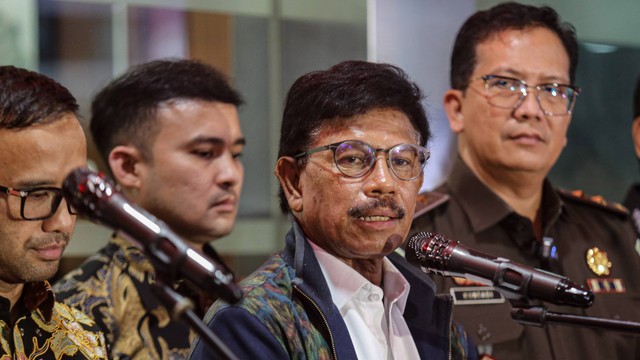 Menteri Komunikasi dan Informatika (Menkominfo) Johnny G Plate (tengah) memberikan keterangan usai menjalani pemeriksaan sebagai saksi di Kejaksaan Agung, Jakarta, Selasa (14/2/2023). Foto: ANTARA FOTO/Fauzan