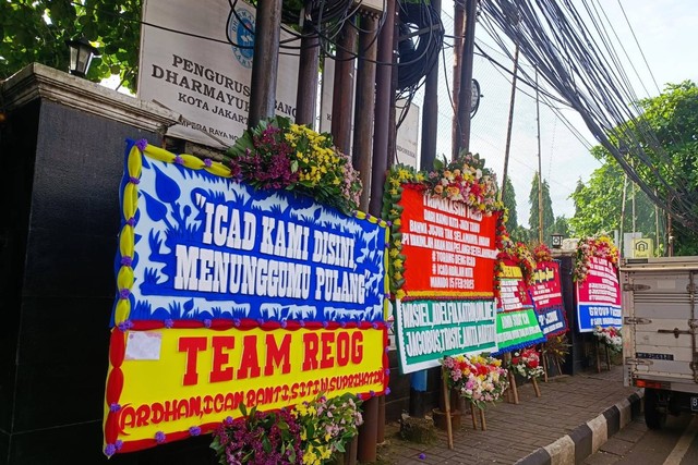 Karangan Bunga Dan Pendukung Eliezer Penuhi Pn Jaksel Jelang Sidang