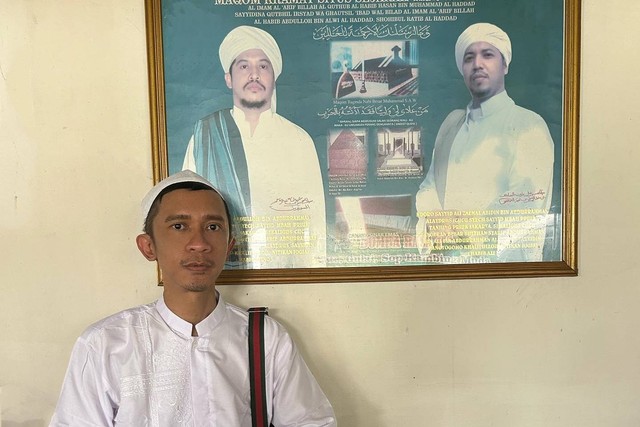 Penampilan Aming pakai baju koko dan peci. Foto: Instagram/@amingisback