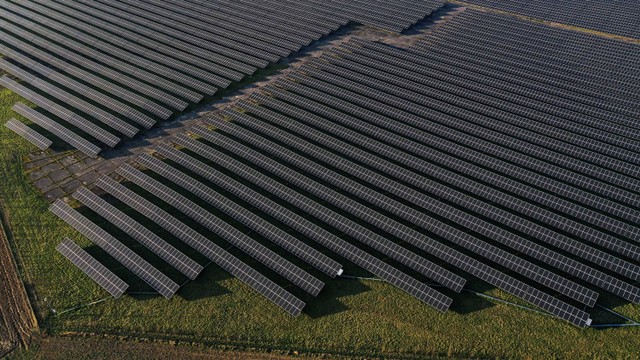 Tampilan panel surya di pembangkit listrik fotovoltaik Cambrai-Niergnies di Cambrai, Prancis, 14 Februari 2023. Foto: Pascal Rossignol/REUTERS
